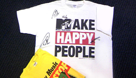 メンバー直筆サイン入りMTV Tシャツ(Mサイズ)×3名様